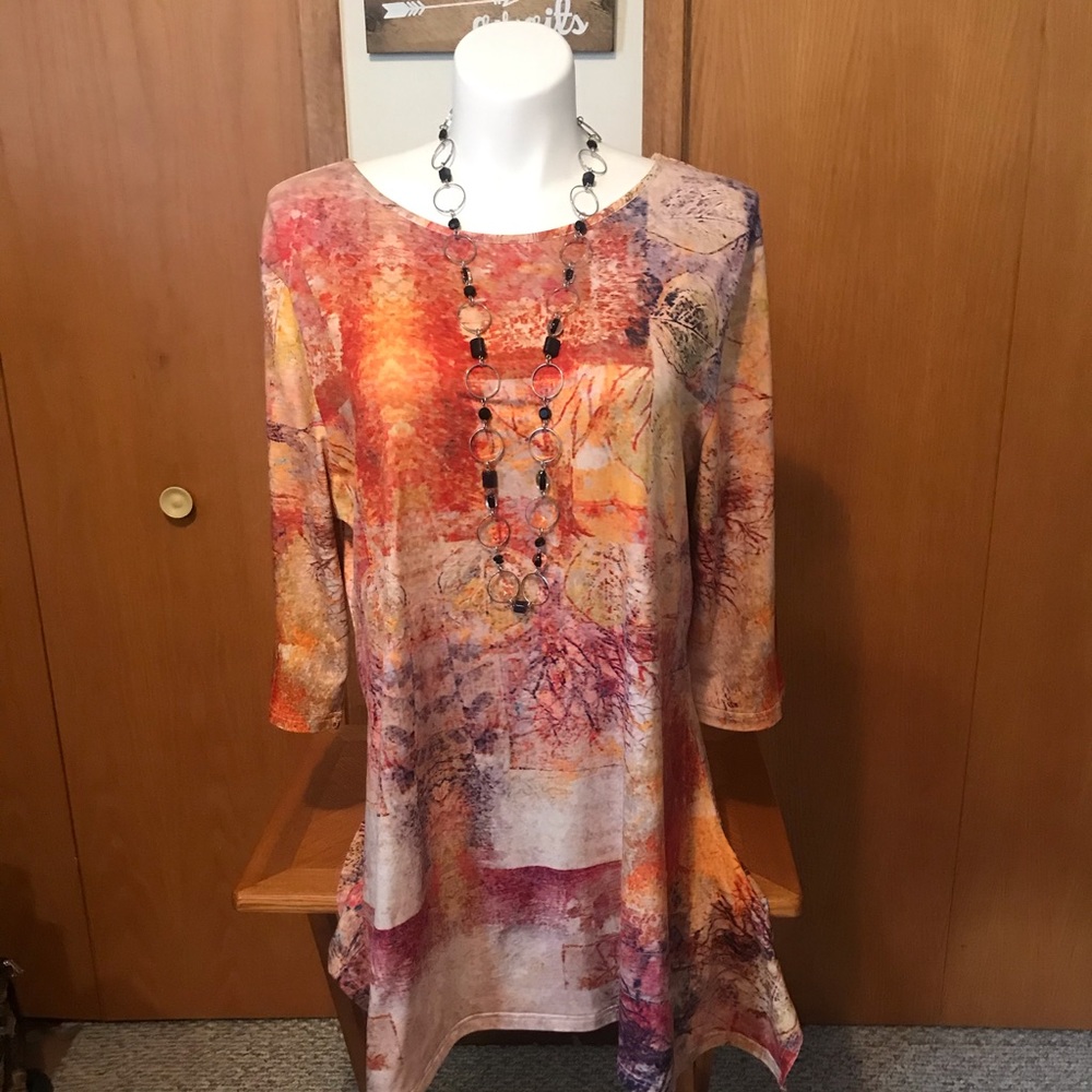 SOLD.    Bold n beautiful stretchy tunic